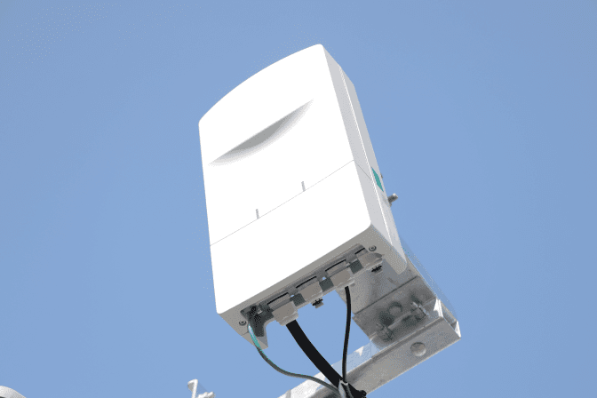 Photo of a Rakuten Mobile 5G (mmW) base station.